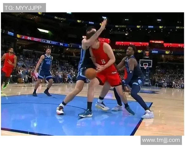 姚明在比赛中怒吼裁判瞬间引发全场震惊的精彩瞬间