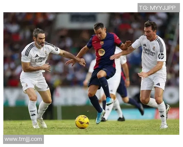 欧联杯精彩对决本菲卡逆转巴萨帽子戏法引发争议判罚热议